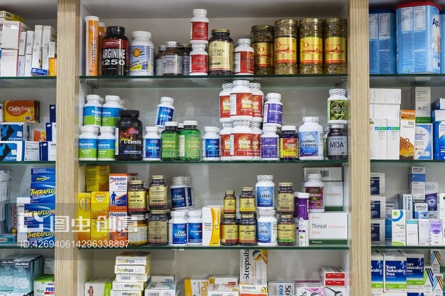药房橱柜里有药品和药品片剂和食品添加剂Pharmacy cabinets with medicines and drugs tablets and food additives
