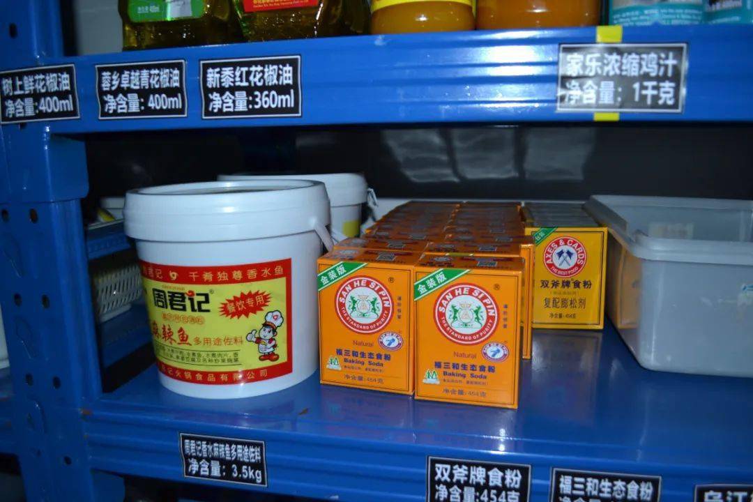 米粉的容器标签上未标识生产日期和使用期限,食品添加剂未存放专柜中